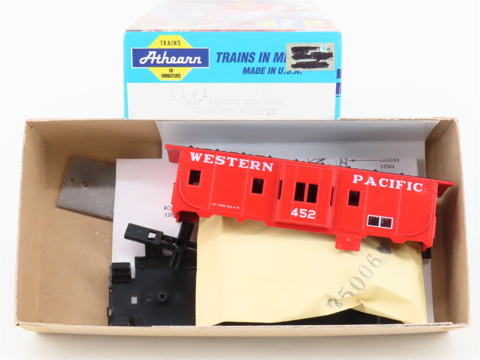 HO Scale Athearn Kit 1181 WP Western Pacific Railroad Bay Window Caboose #452
