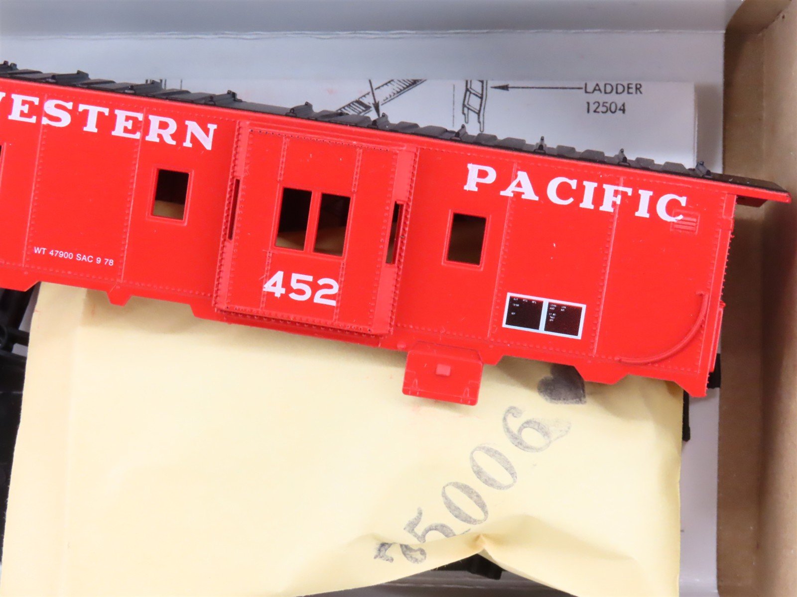 HO Scale Athearn Kit 1181 WP Western Pacific Railroad Bay Window Caboose #452
