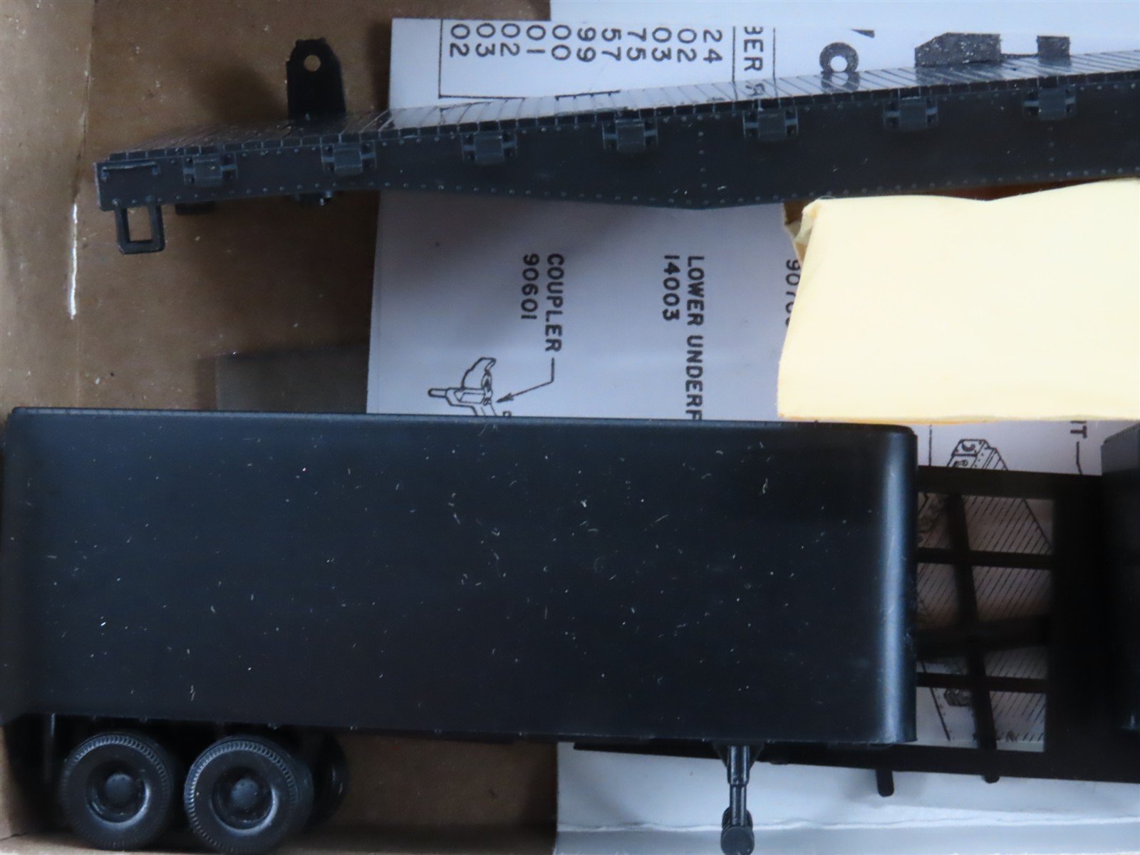 HO Scale Athearn Kit 1411 Undecorated 50' Flat Car w/ 2 Vans