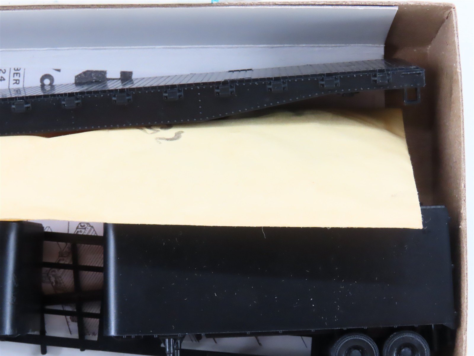 HO Scale Athearn Kit 1411 Undecorated 50' Flat Car w/ 2 Vans