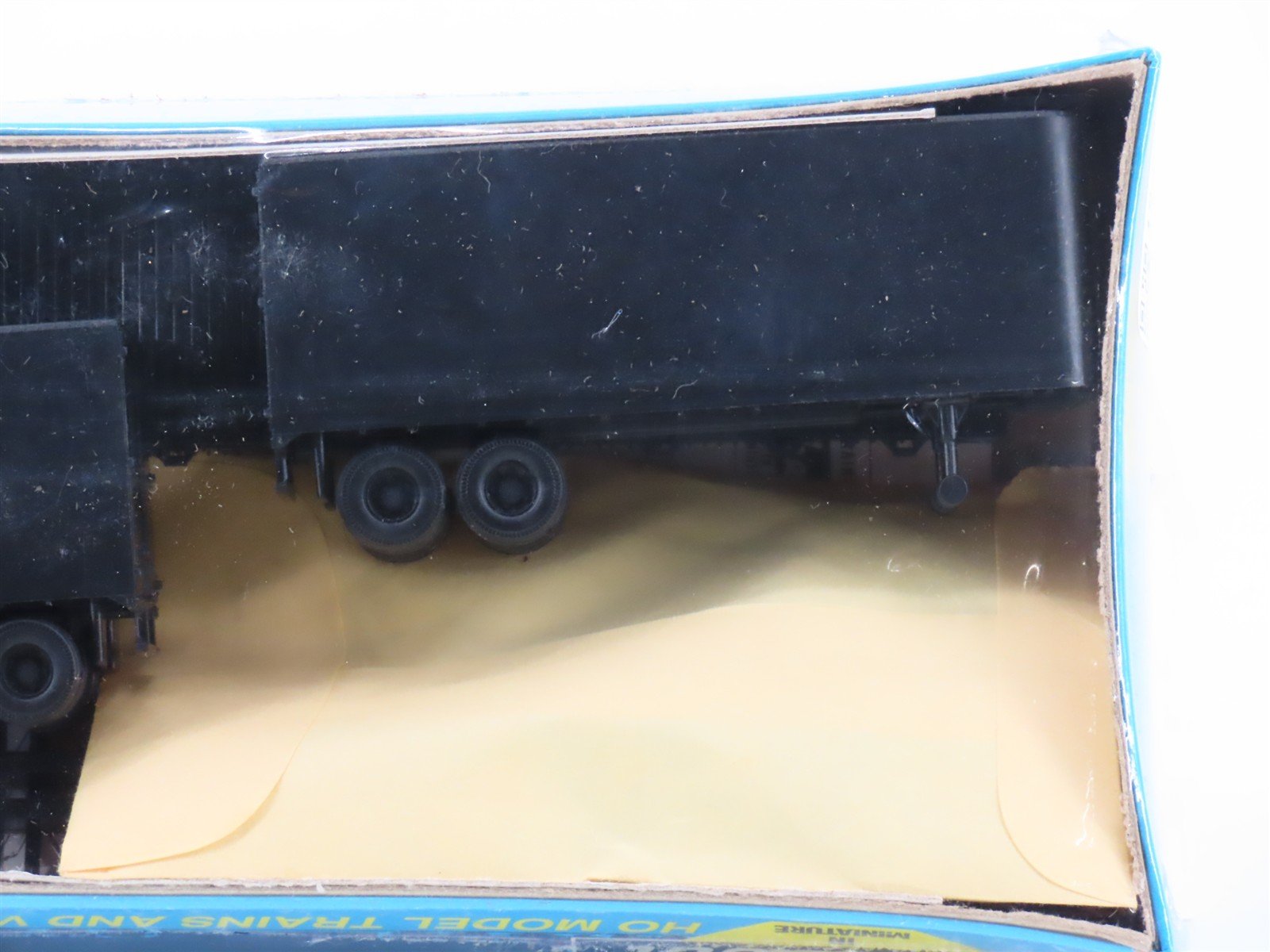 HO Scale Athearn Kit 1411 Undecorated 50' Flat Car w/ 2 Vans - Sealed
