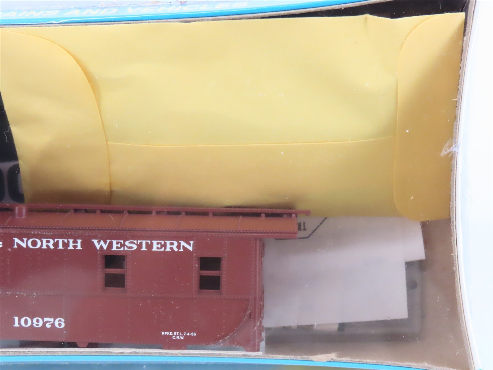 HO Scale Athearn Kit 1267 C&NW Chicago & North Western Caboose #10976 - Sealed
