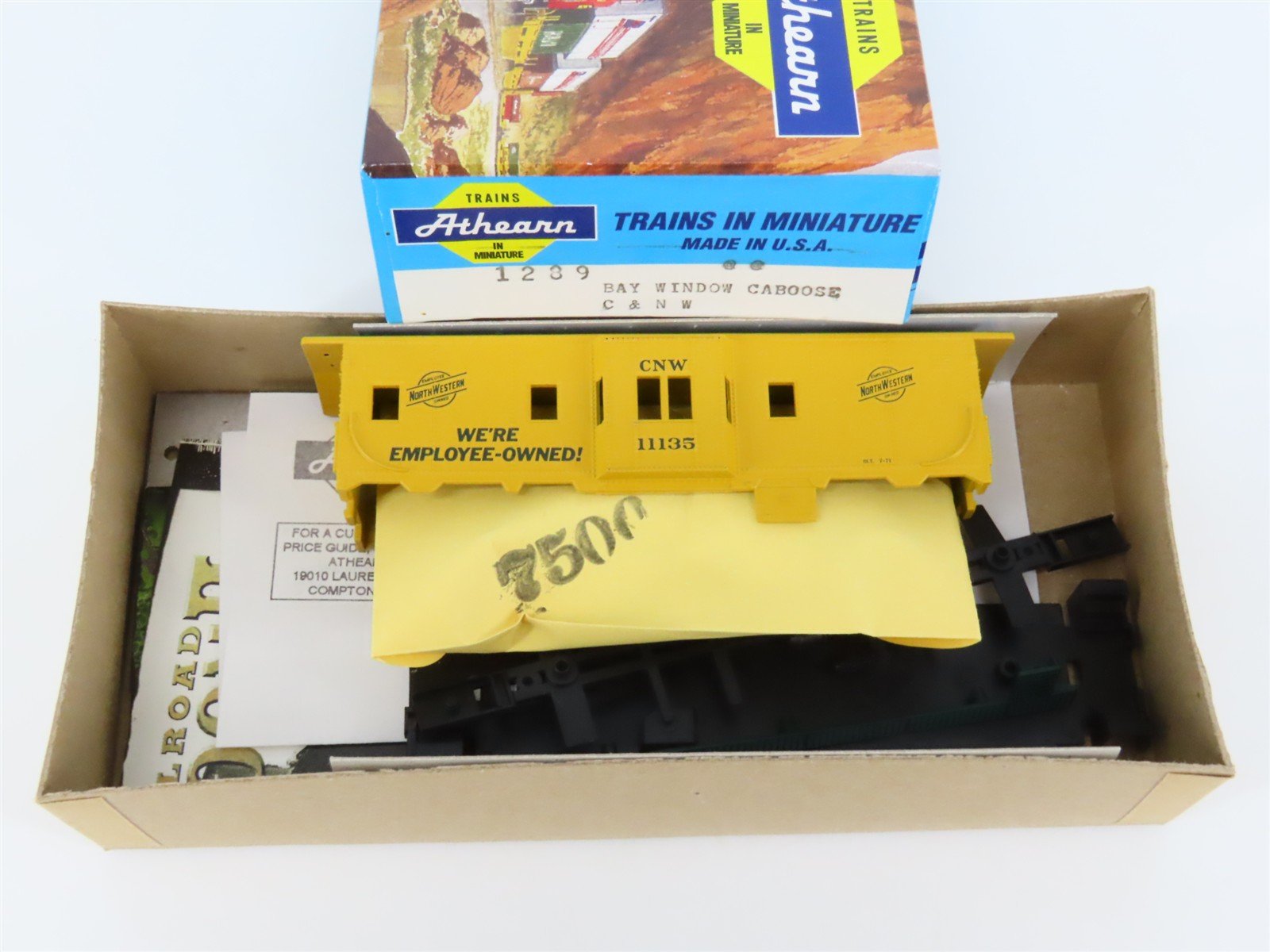 HO Scale Athearn Kit 1289 CNW Chicago North Western Bay Window Caboose #11135