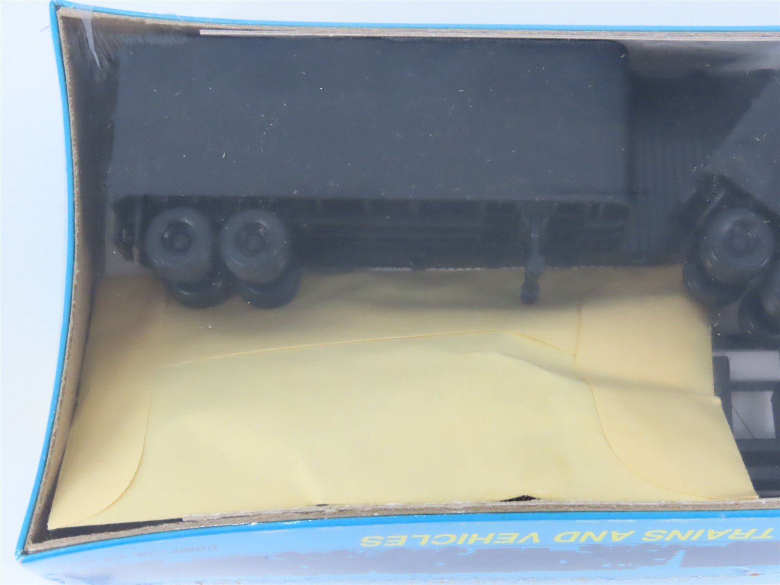 HO Scale Athearn Kit 1411 Undecorated 50' Flat Car w/ 2 Vans - Sealed