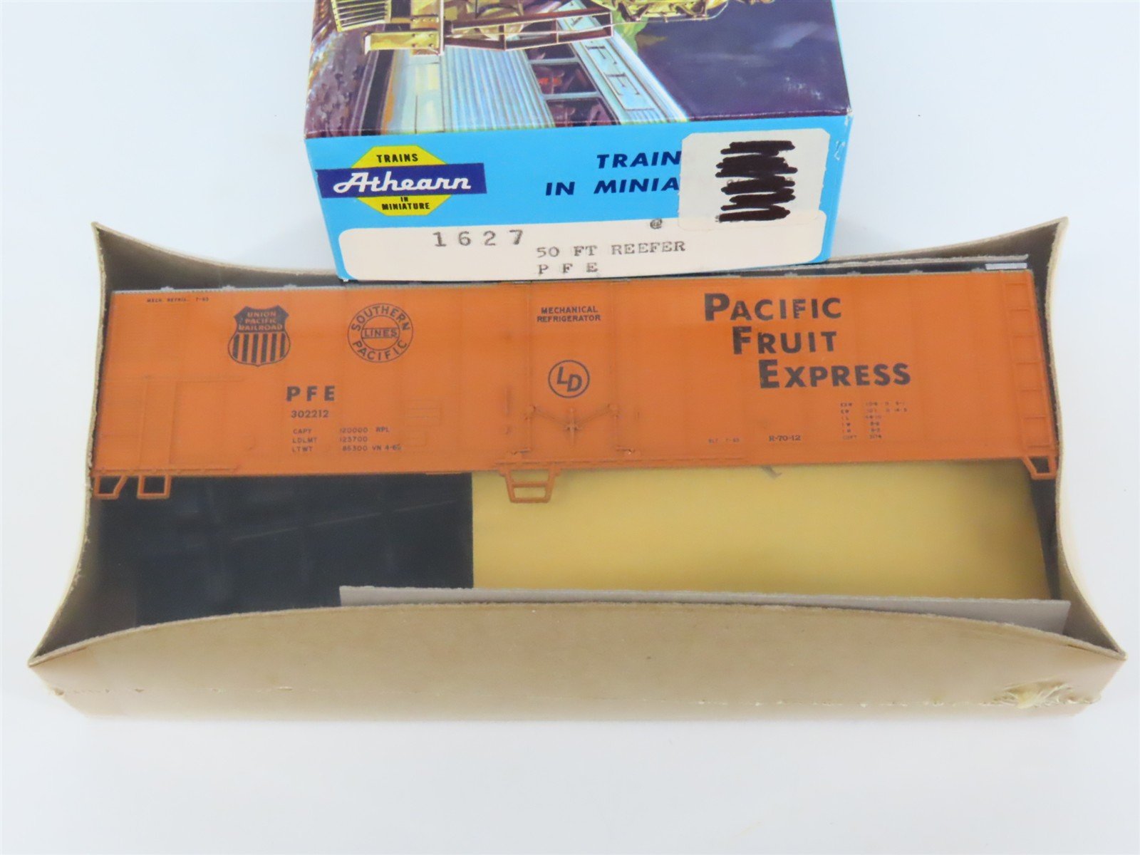 HO Scale Athearn Kit 1627 PFE Pacific Fruit Express 50' Reefer #302212 - Sealed