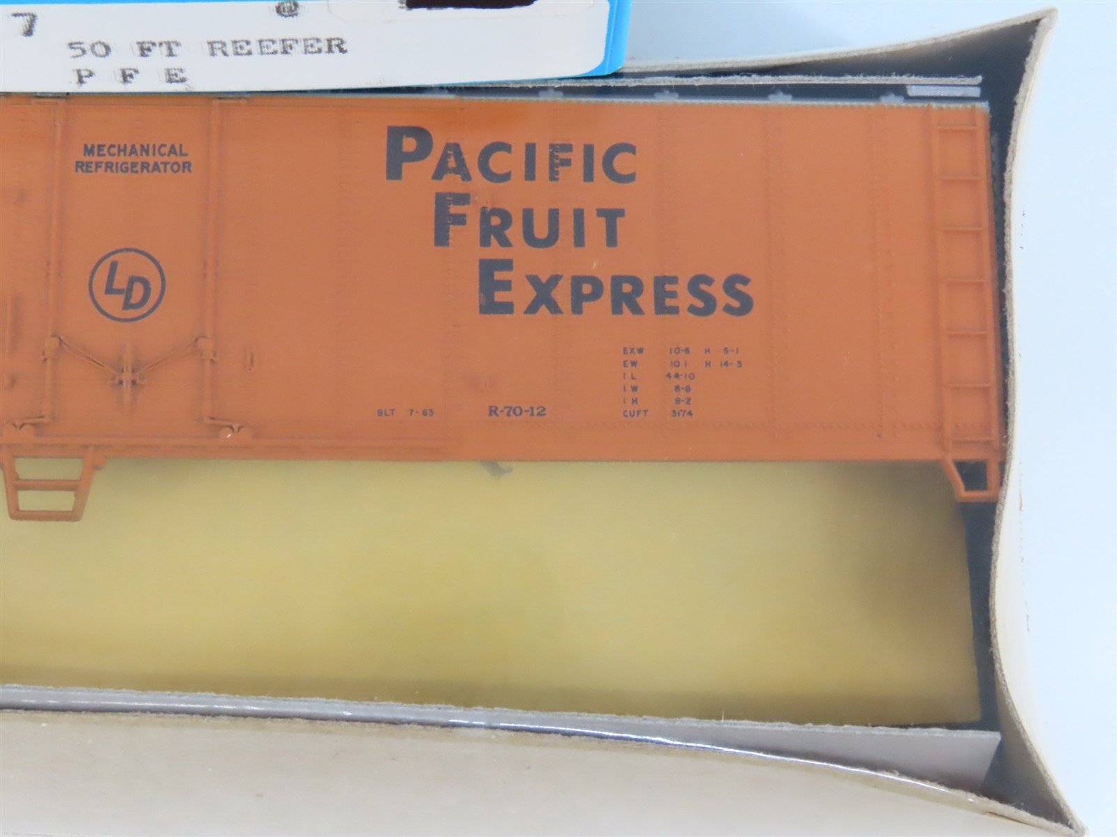 HO Scale Athearn Kit 1627 PFE Pacific Fruit Express 50' Reefer #302212 - Sealed