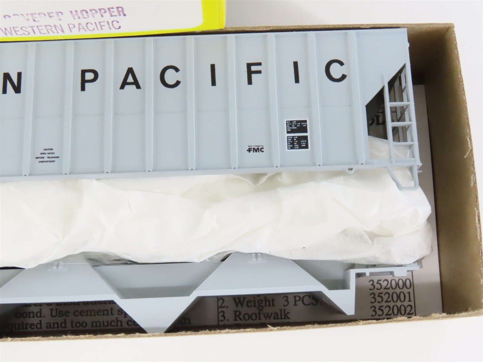 HO Scale Roundhouse Kit 3525 WP Western Pacific 50' Covered 3-Bay Hopper #12079
