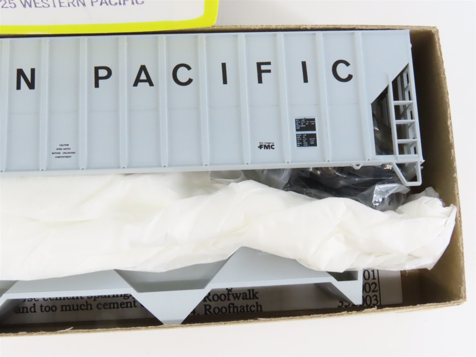 HO Scale Roundhouse Kit 3525 WP Western Pacific 50' Covered 3-Bay Hopper #12085