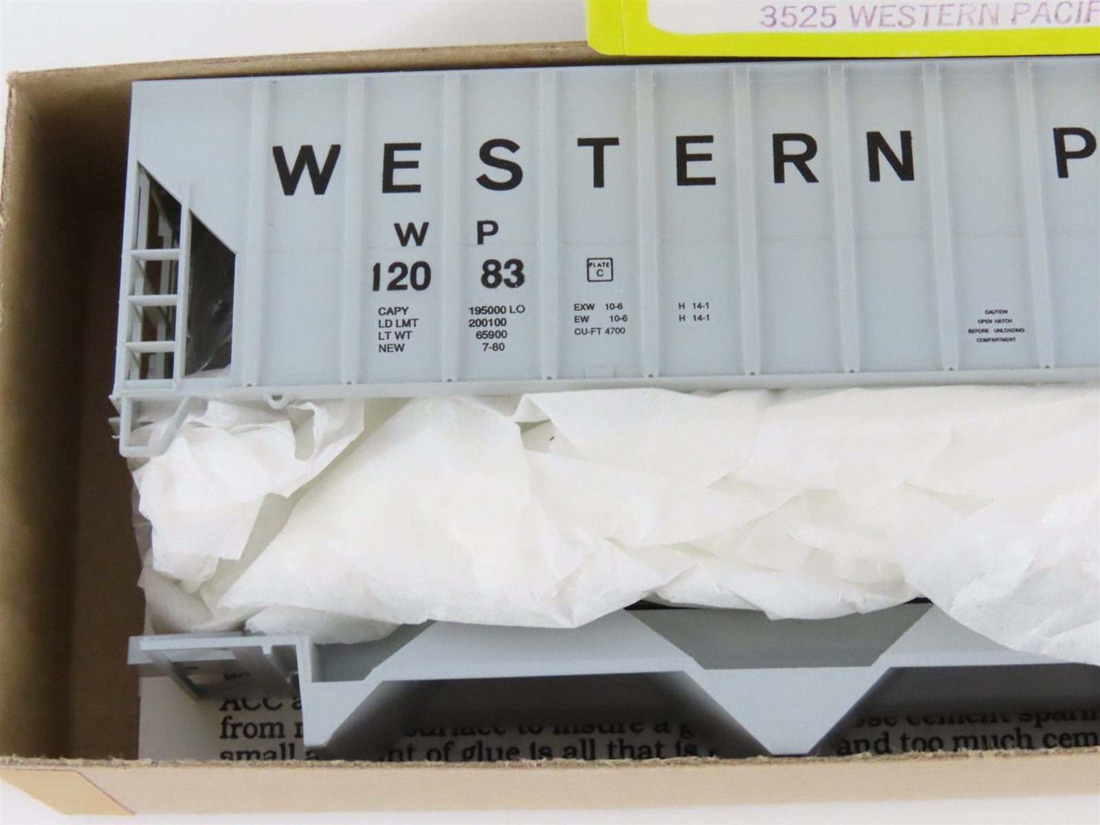 HO Scale Roundhouse Kit 3525 WP Western Pacific 50' Covered 3-Bay Hopper #12083