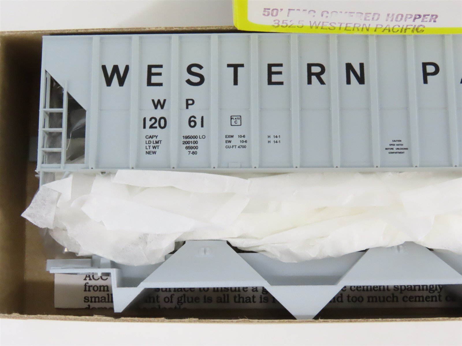 HO Scale Roundhouse Kit 3525 WP Western Pacific 50' Covered 3-Bay Hopper #12061
