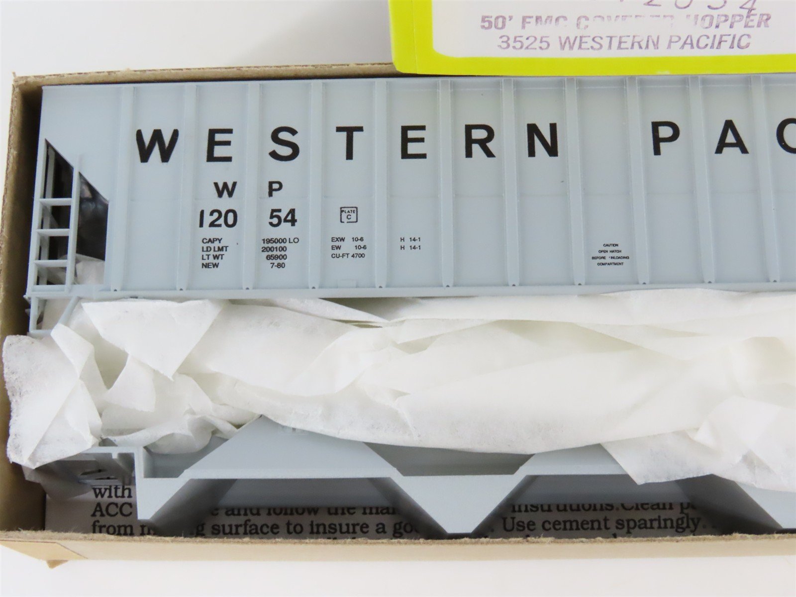 HO Scale Roundhouse Kit 3525 WP Western Pacific 50' Covered 3-Bay Hopper #12054