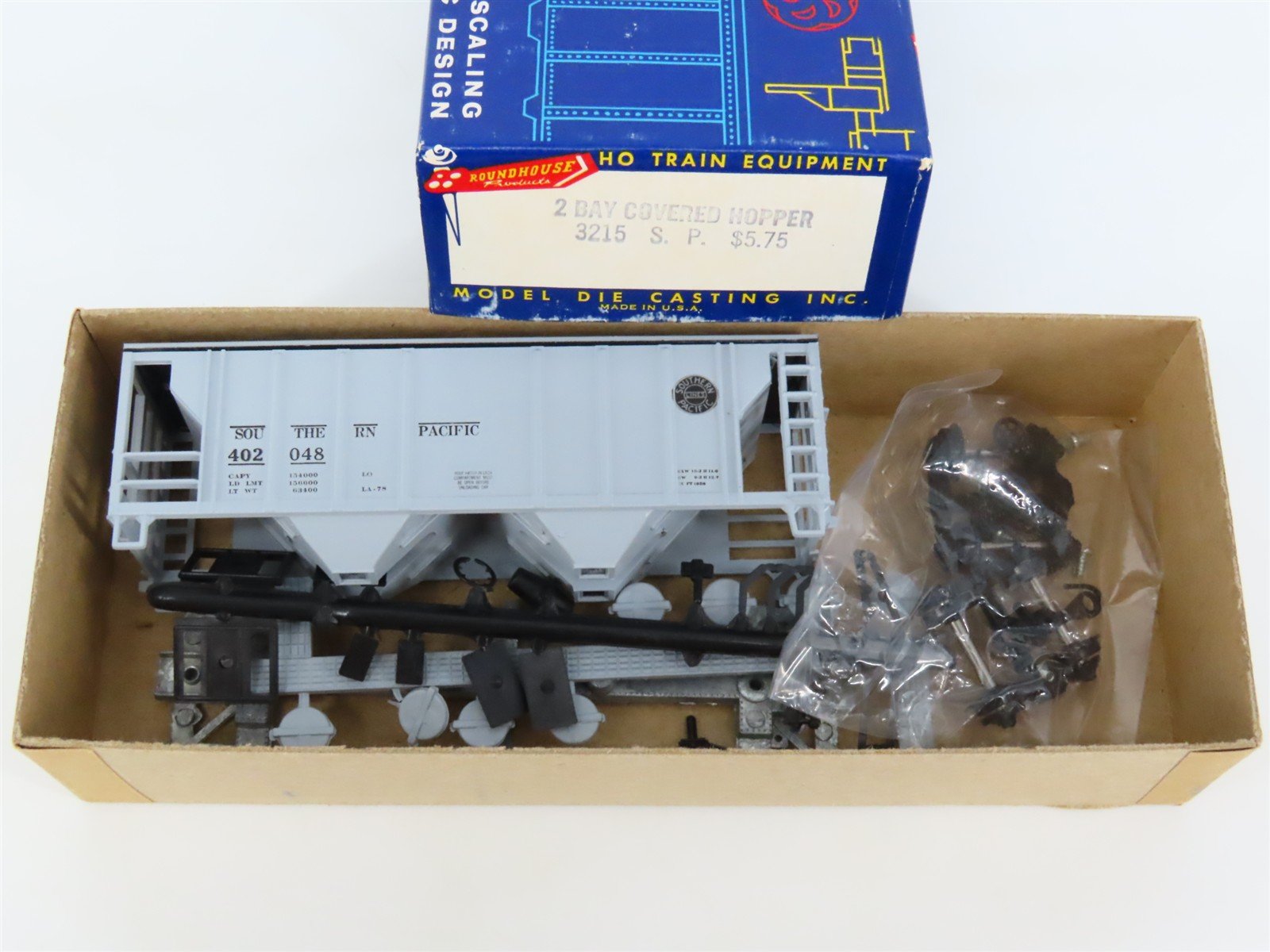 HO Scale Roundhouse Kit 3215 SP Southern Pacific 2-Bay Covered Hopper #402048