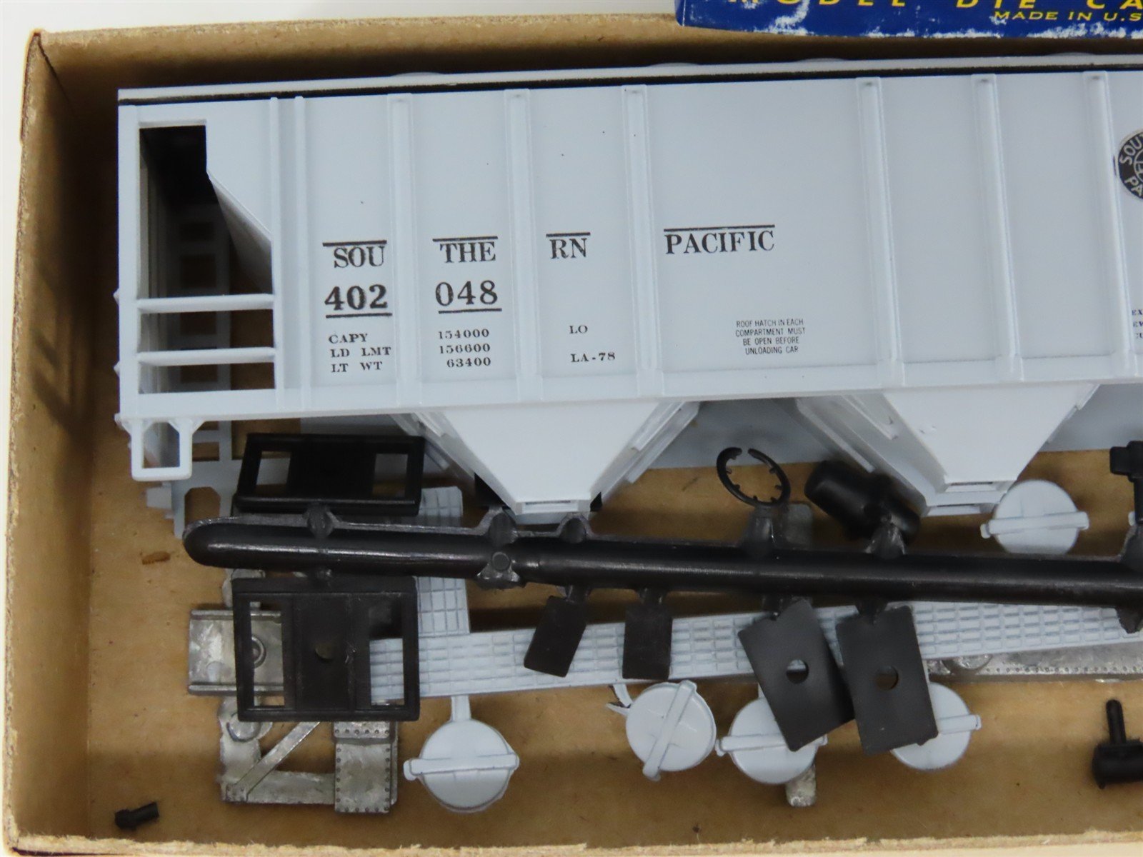 HO Scale Roundhouse Kit 3215 SP Southern Pacific 2-Bay Covered Hopper #402048