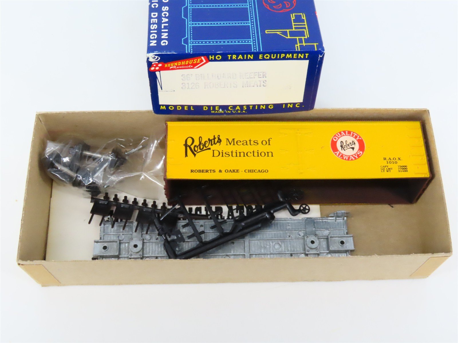 HO Scale Roundhouse Kit 3126 RAOX Roberts Meats 36' Billboard Reefer #1010