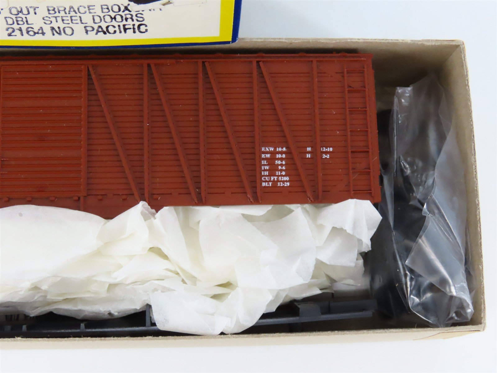 HO Scale Roundhouse Kit 2164 NP Northern Pacific 50' Double Door Box Car #4803