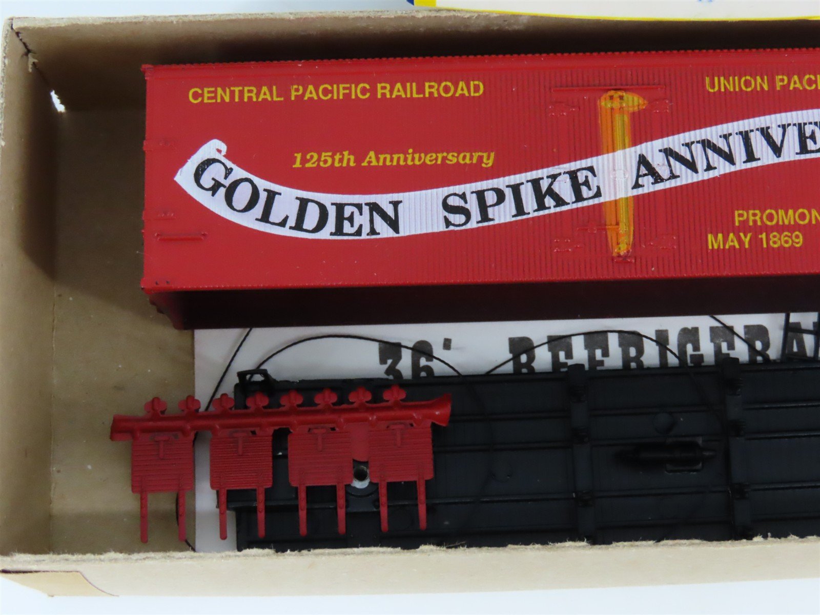 HO Scale Roundhouse Kit 7748 CP UP Golden Spike Anniversary 36' Reefer