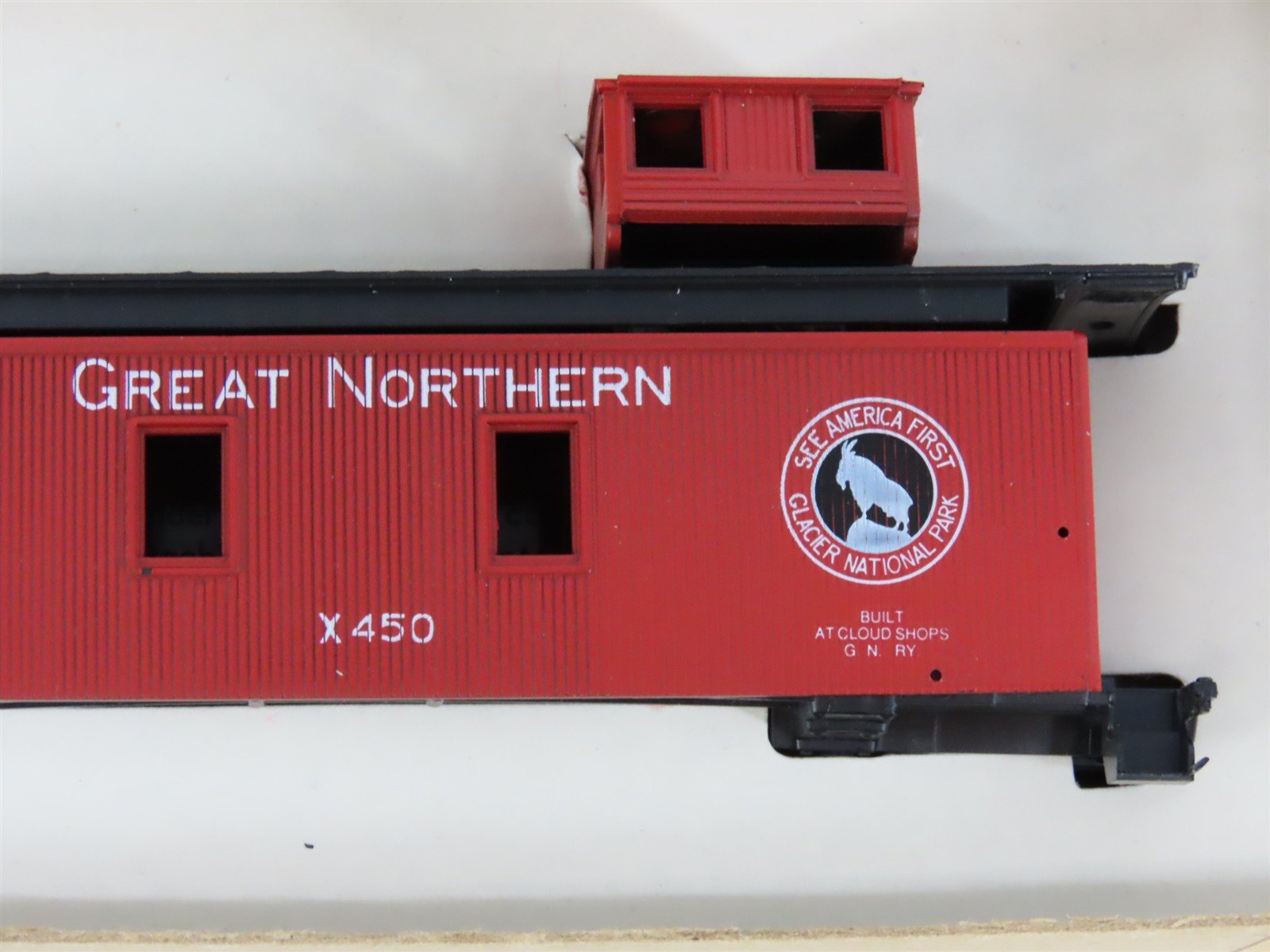 HO Scale Roundhouse Kit 3448 GN Great Northern Railway Old Timer Caboose #X450
