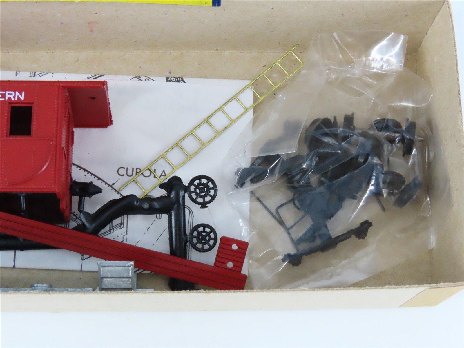 HO Scale Roundhouse Kit 3483 GN Great Northern Railway Cupola Caboose #X528