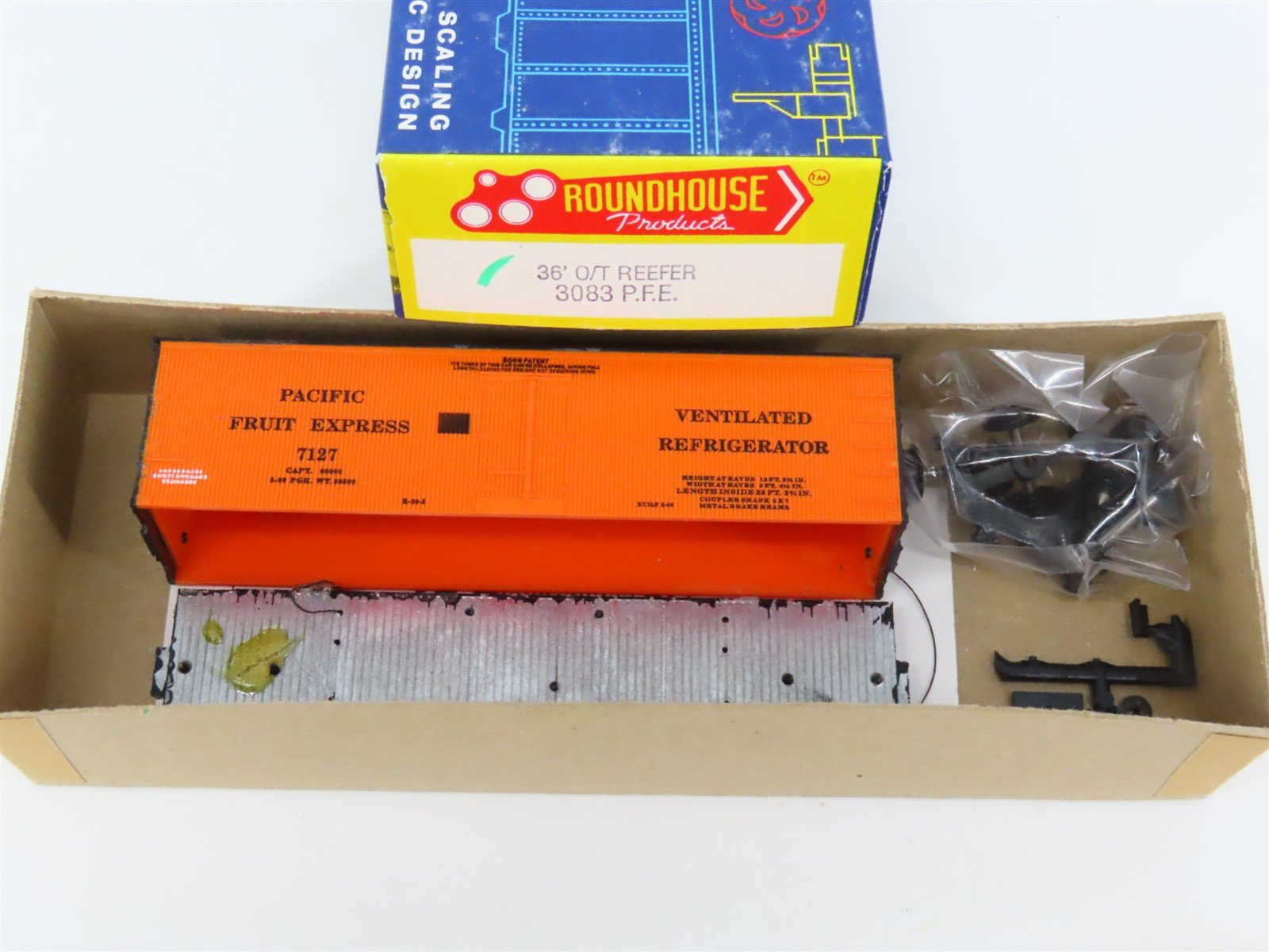 HO Scale Roundhouse Kit 3083 PFE Pacific Fruit Express 36' Reefer #7127