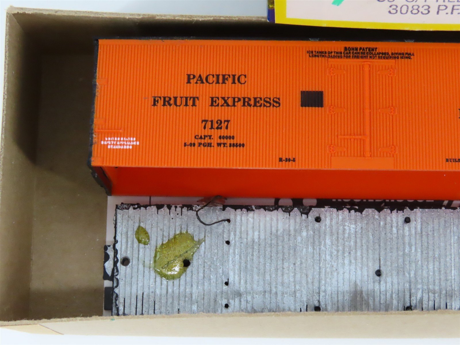 HO Scale Roundhouse Kit 3083 PFE Pacific Fruit Express 36' Reefer #7127