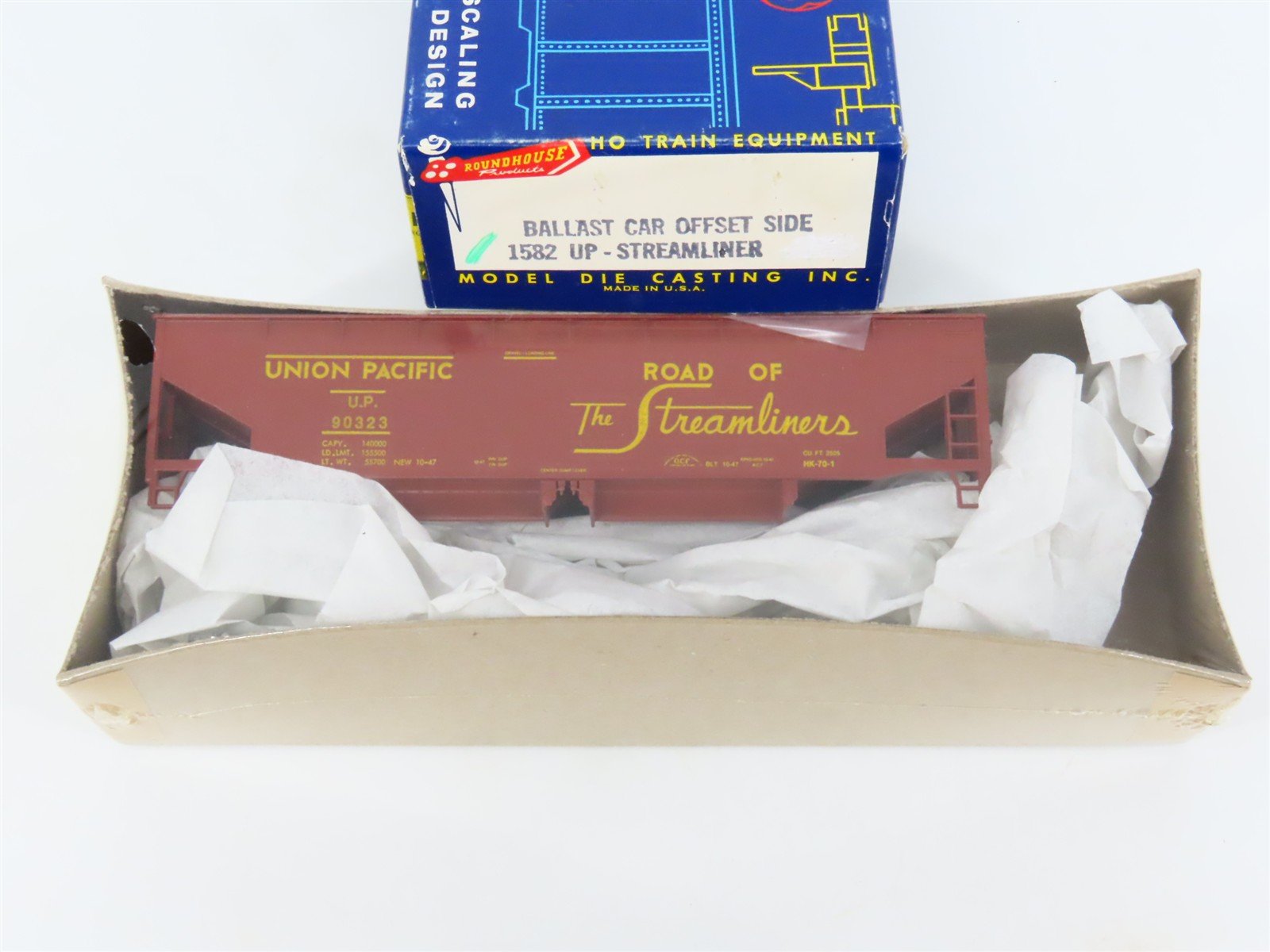 HO Scale Roundhouse Kit 1582 UP Union Pacific Ballast 2-Bay Hopper #90323 Sealed
