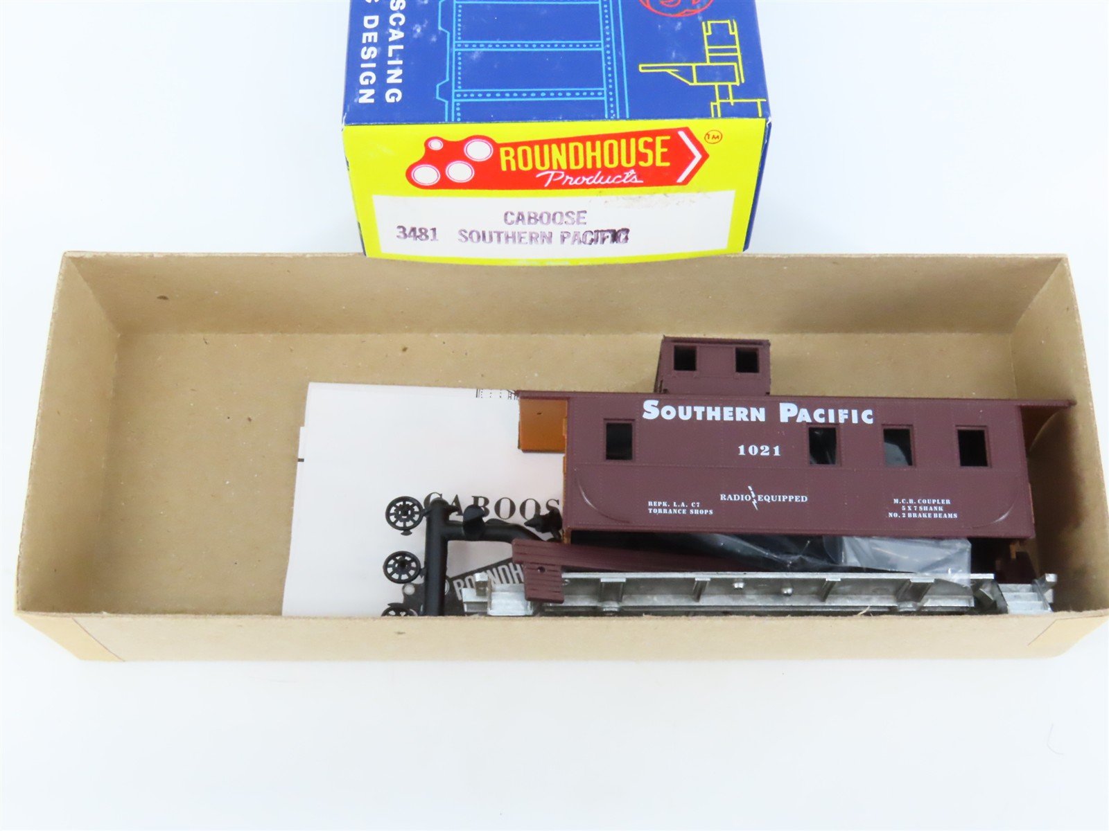 HO Scale Roundhouse Kit 3481 SP Southern Pacific Railroad Caboose #1021