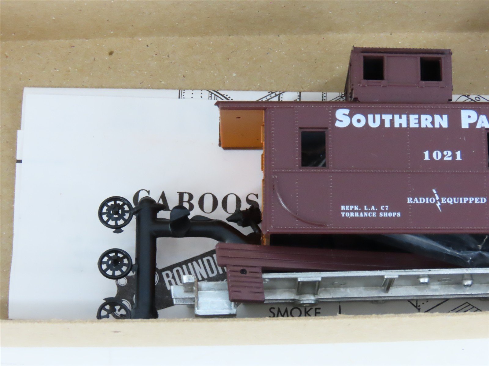 HO Scale Roundhouse Kit 3481 SP Southern Pacific Railroad Caboose #1021