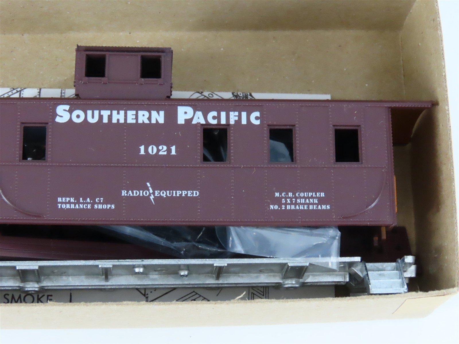 HO Scale Roundhouse Kit 3481 SP Southern Pacific Railroad Caboose #1021