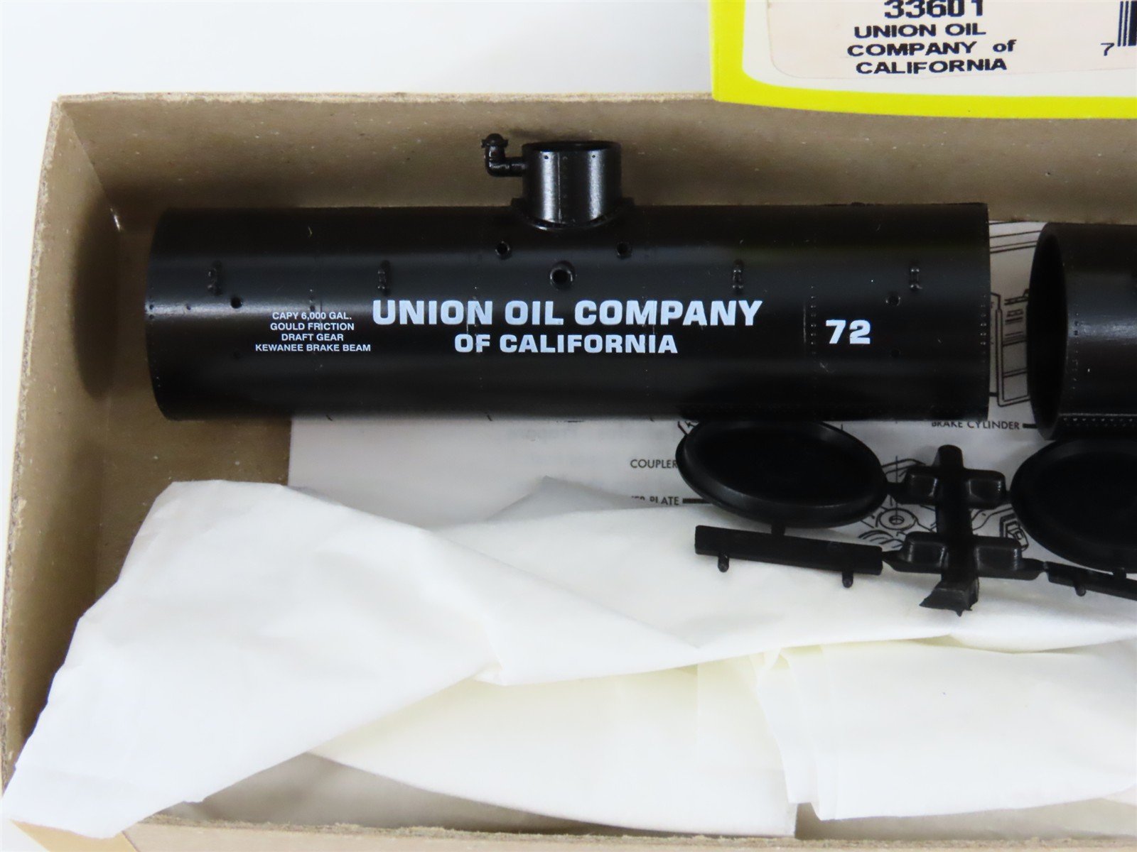 HO Scale Roundhouse Kit 33601 UOC Union Oil Company Old Time Tank Car 2-Pack