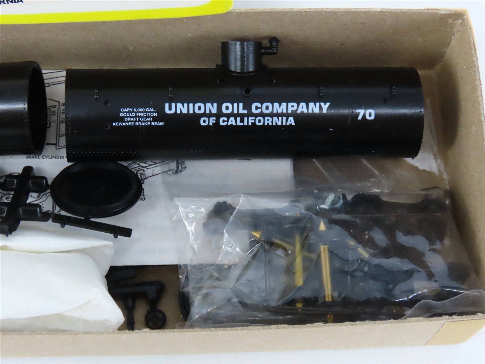 HO Scale Roundhouse Kit 33601 UOC Union Oil Company Old Time Tank Car 2-Pack