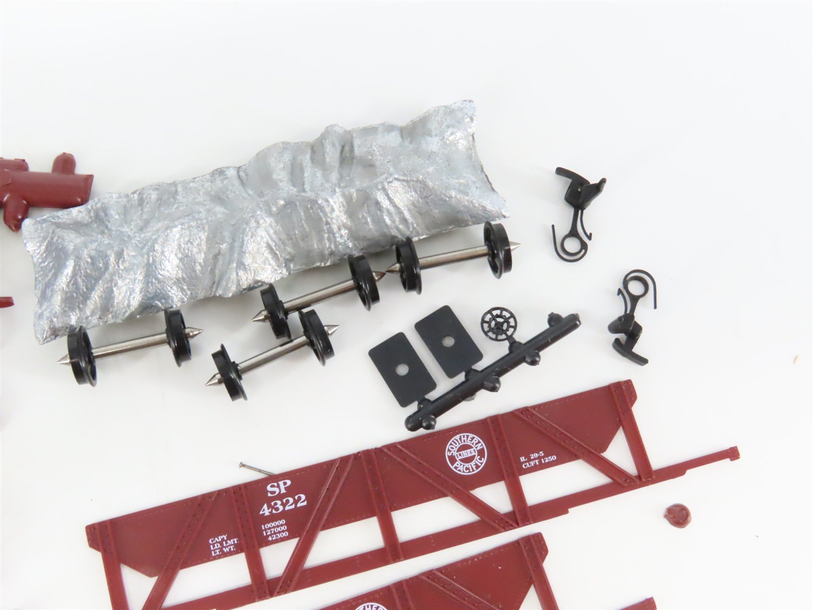 HO Scale Roundhouse Kit 1473 SP Sand & Gravel Hopper #4322 Partially Assembled