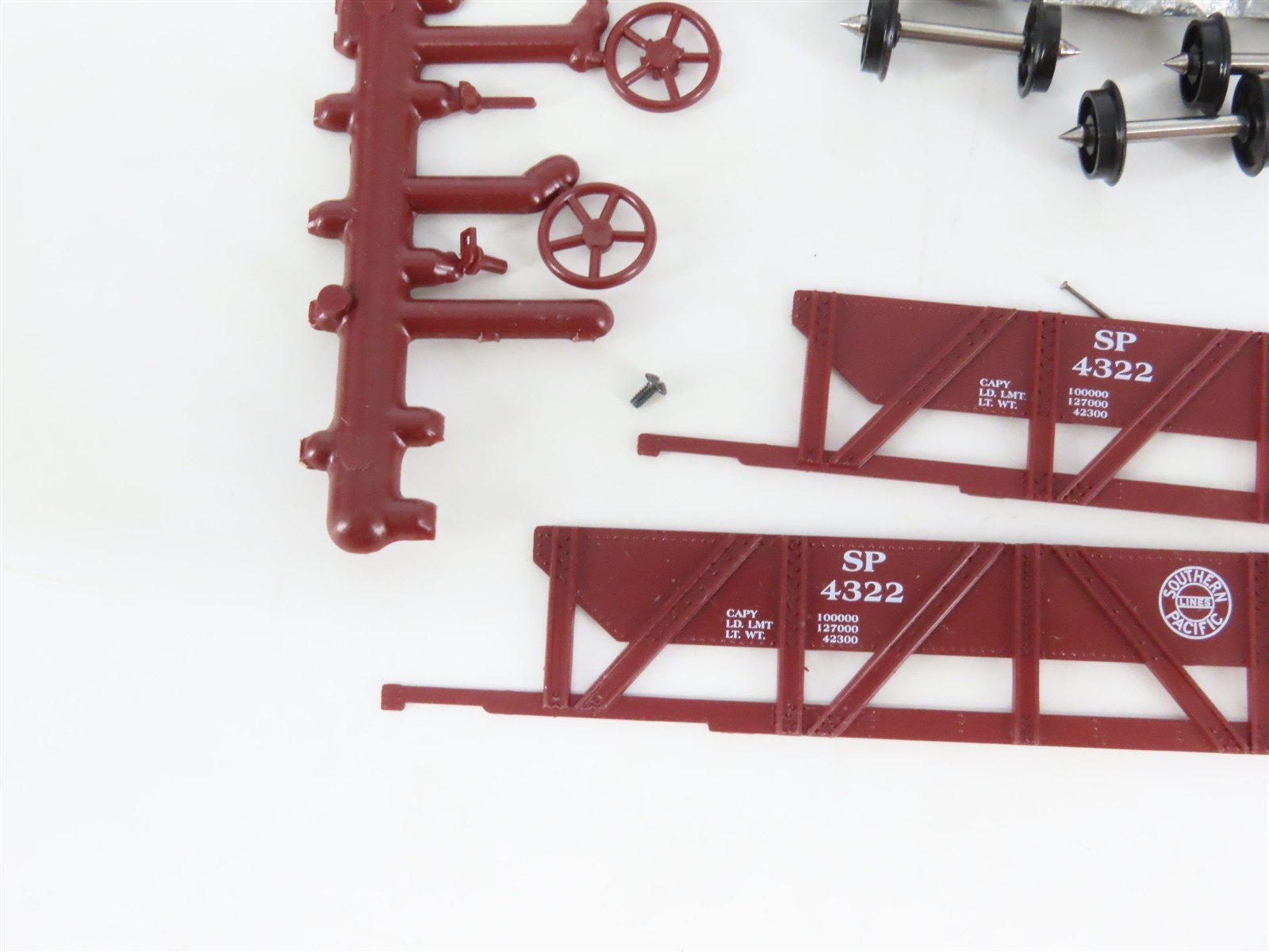 HO Scale Roundhouse Kit 1473 SP Sand & Gravel Hopper #4322 Partially Assembled