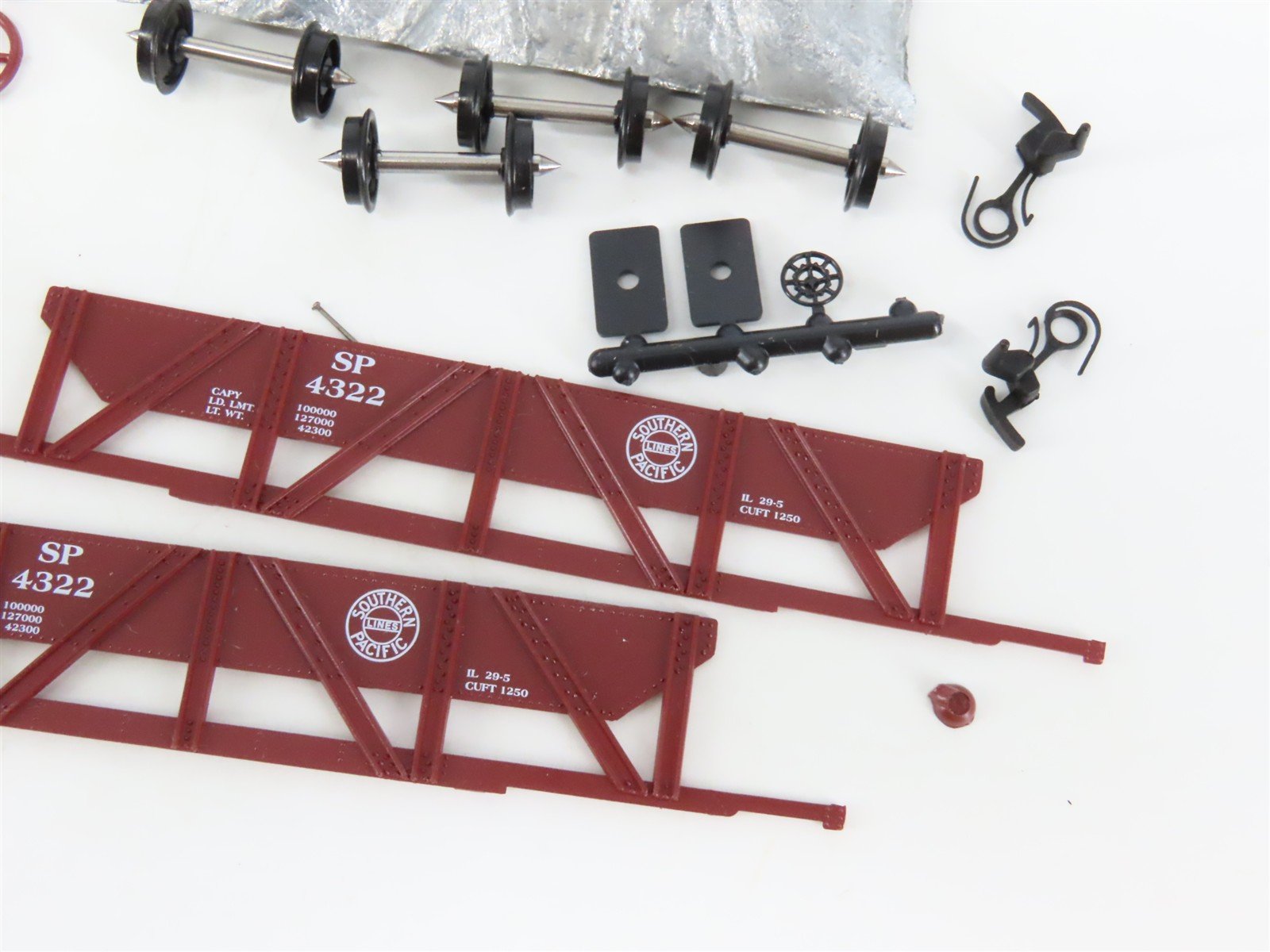 HO Scale Roundhouse Kit 1473 SP Sand & Gravel Hopper #4322 Partially Assembled
