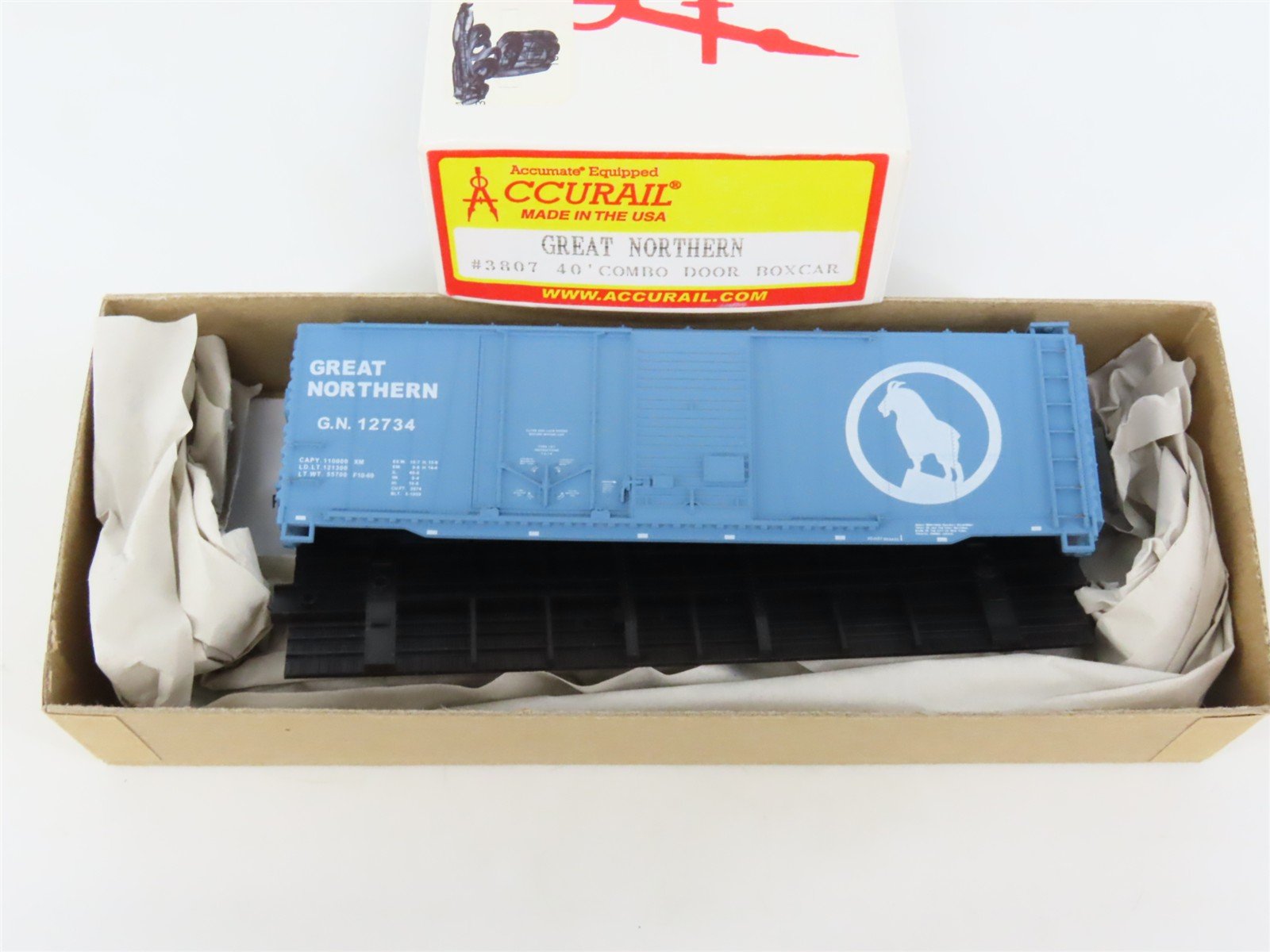 HO Scale Accurail Kit 3807 GN Great Northern Big Sky Blue 40' Box Car #12734