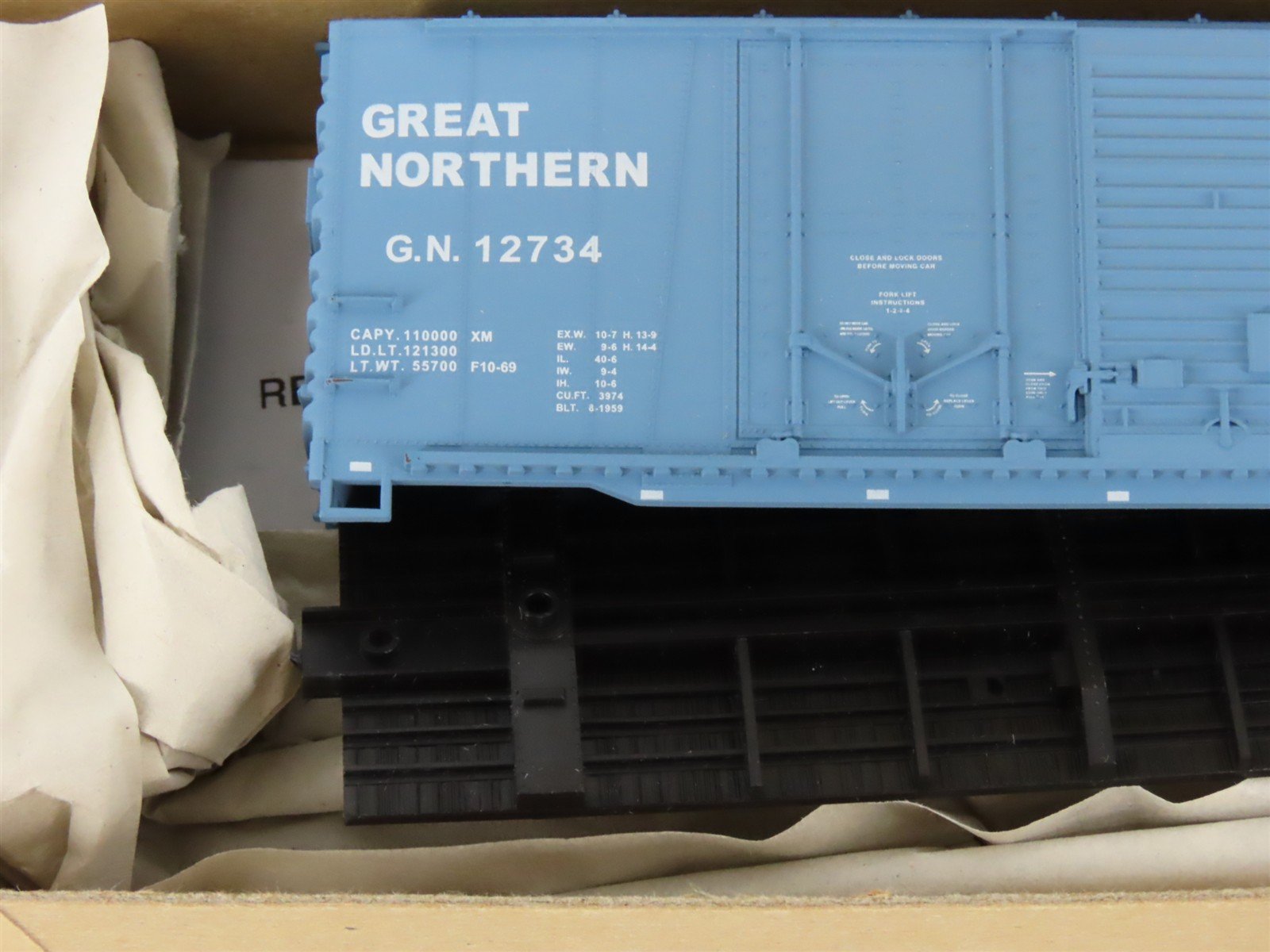 HO Scale Accurail Kit 3807 GN Great Northern Big Sky Blue 40' Box Car #12734