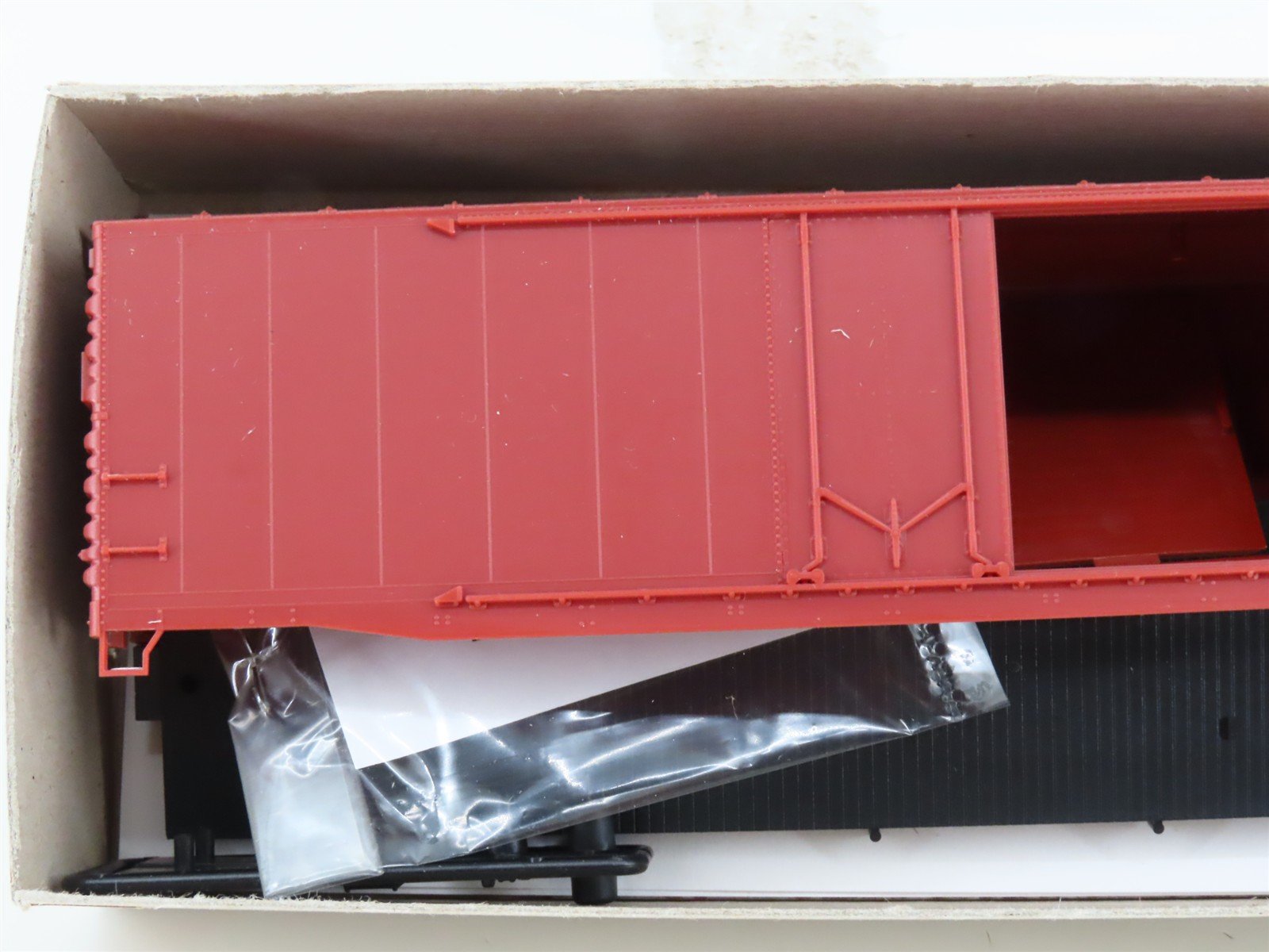 HO Scale Accurail Kit 5300 Undecorated 50' Combination Door Box Car
