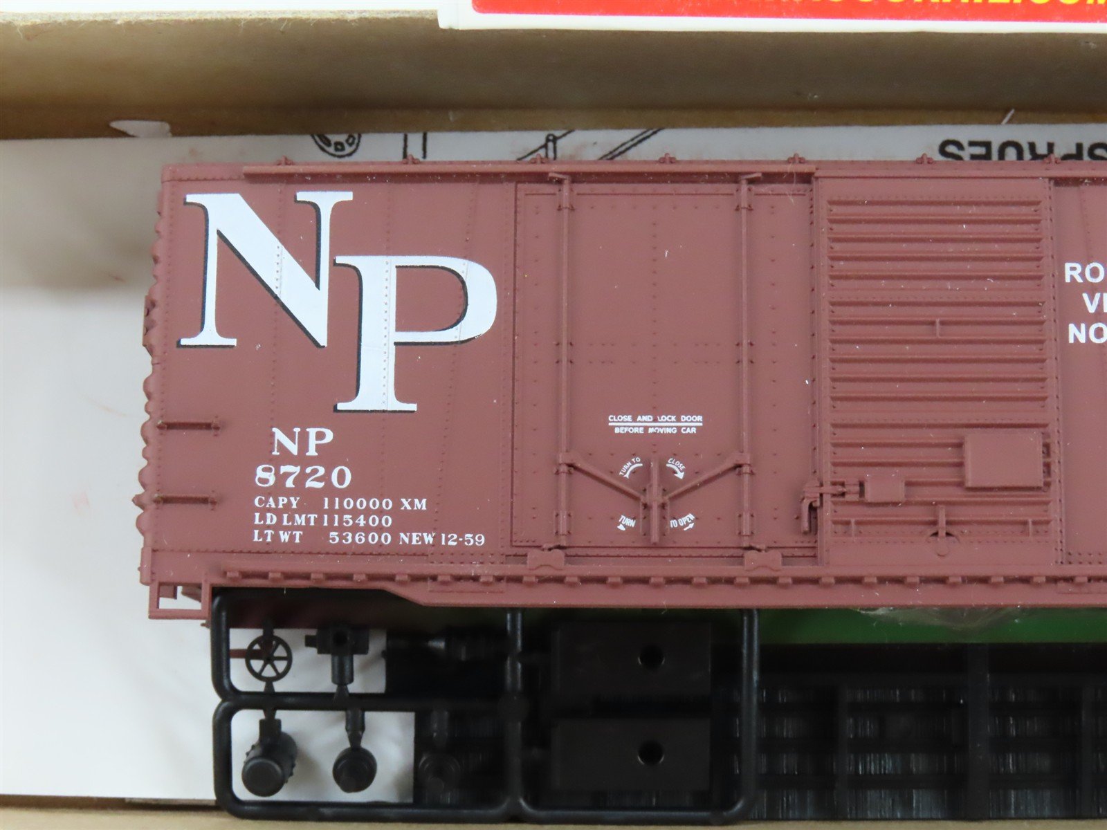 HO Accurail Kit 3810 NP Northern Pacific 40' Combination Door Box Car #8720