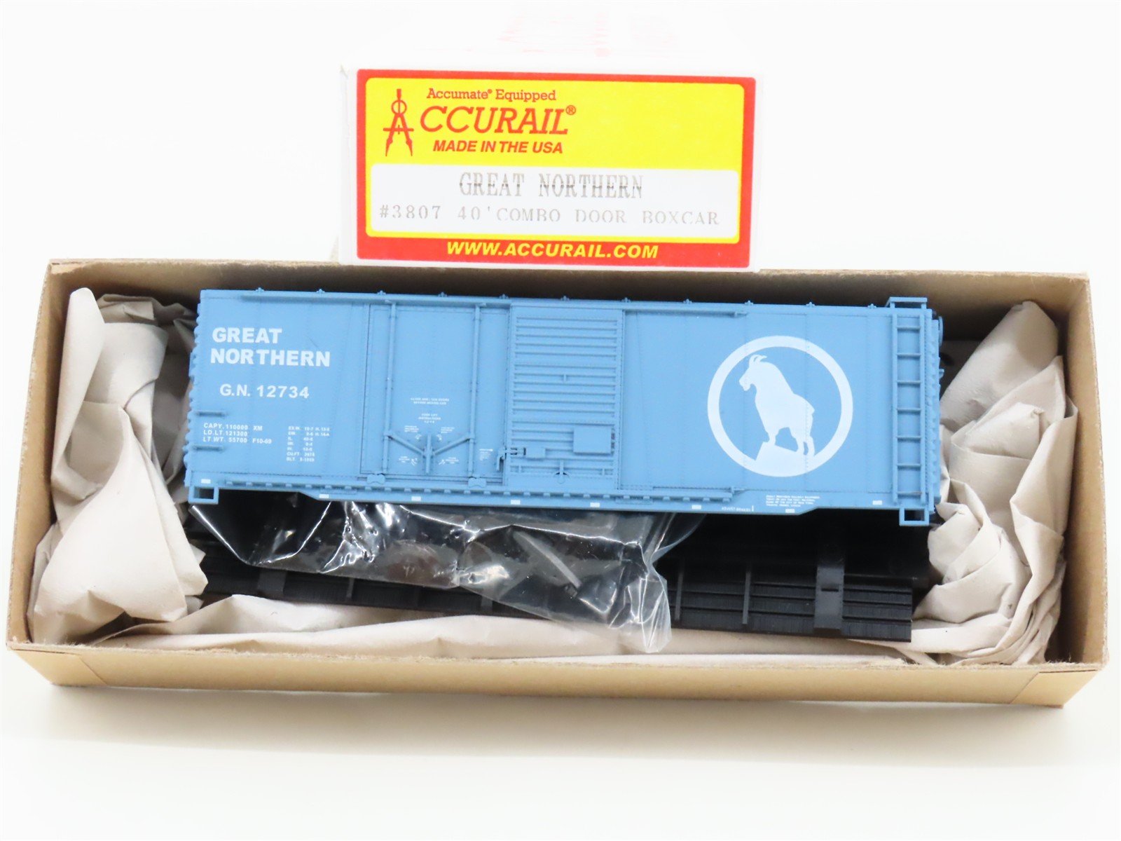 HO Scale Accurail Kit 3807 GN Great Northern 40' Combination Door Box Car #12734