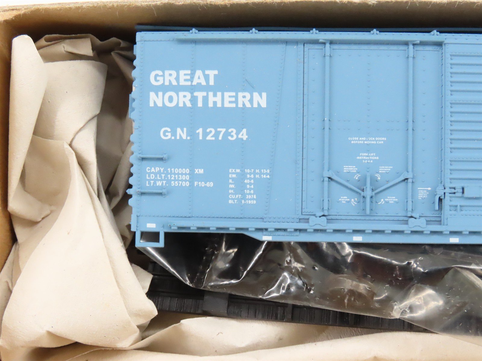 HO Scale Accurail Kit 3807 GN Great Northern 40' Combination Door Box Car #12734