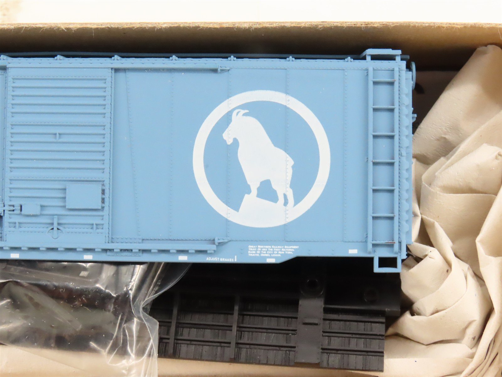 HO Scale Accurail Kit 3807 GN Great Northern 40' Combination Door Box Car #12734