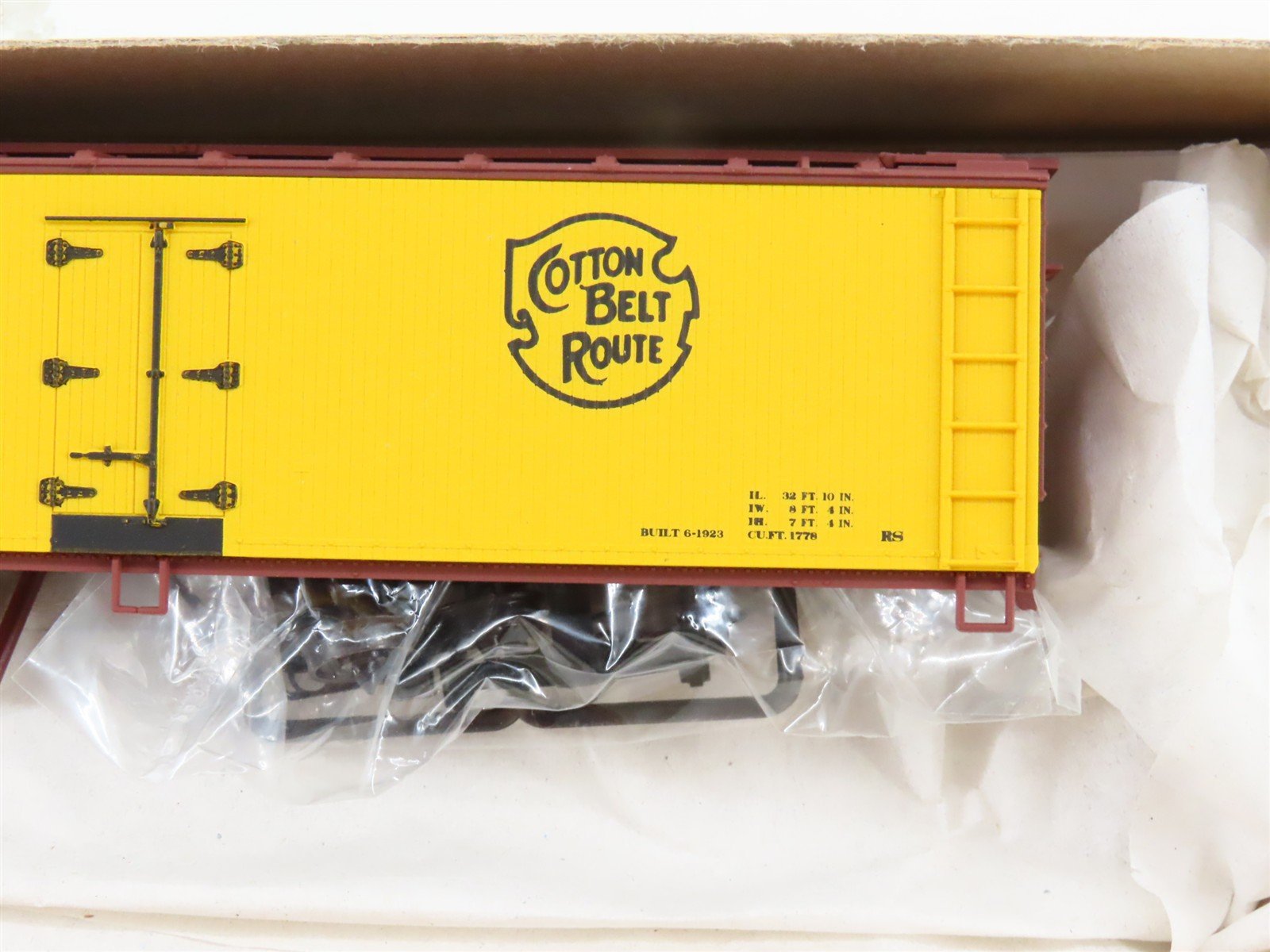 HO Scale Accurail Kit 4828 SSW Cotton Belt Route 40' Wood Reefer #50492