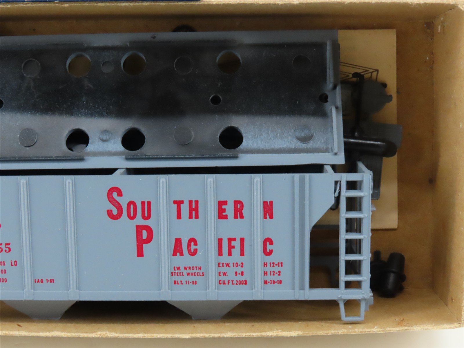 HO Scale Roundhouse Kit 1435 SP Southern Pacific 2-Bay Covered Hopper #400055