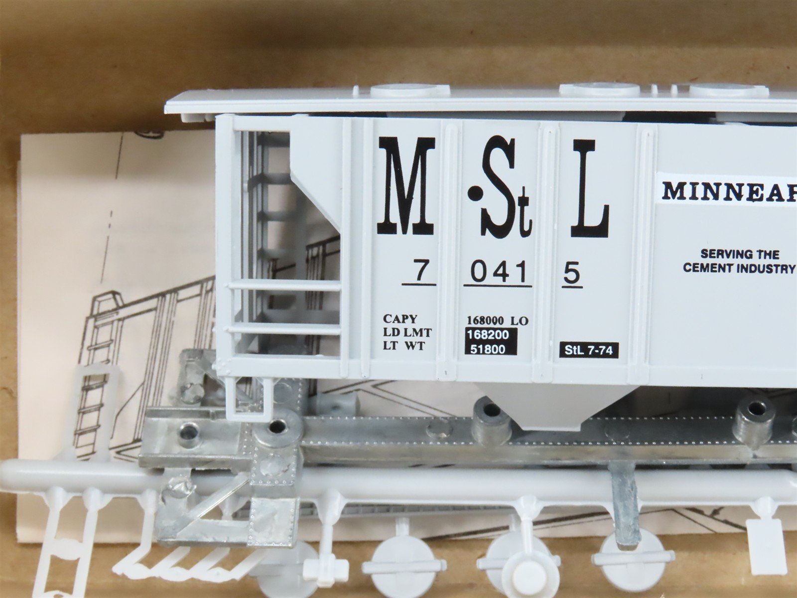 HO Roundhouse Kit 7804 M&STL Minneapolis & St Louis 2-Bay Covered Hopper #70415
