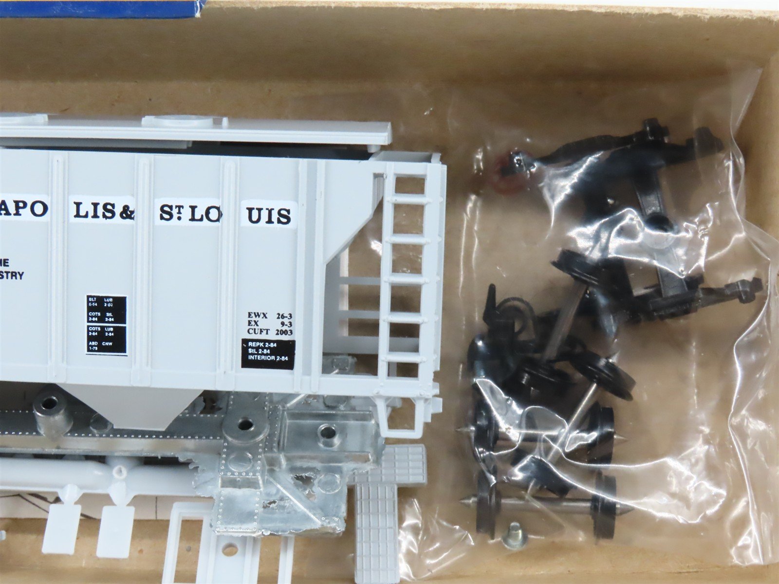 HO Roundhouse Kit 7804 M&STL Minneapolis & St Louis 2-Bay Covered Hopper #70415
