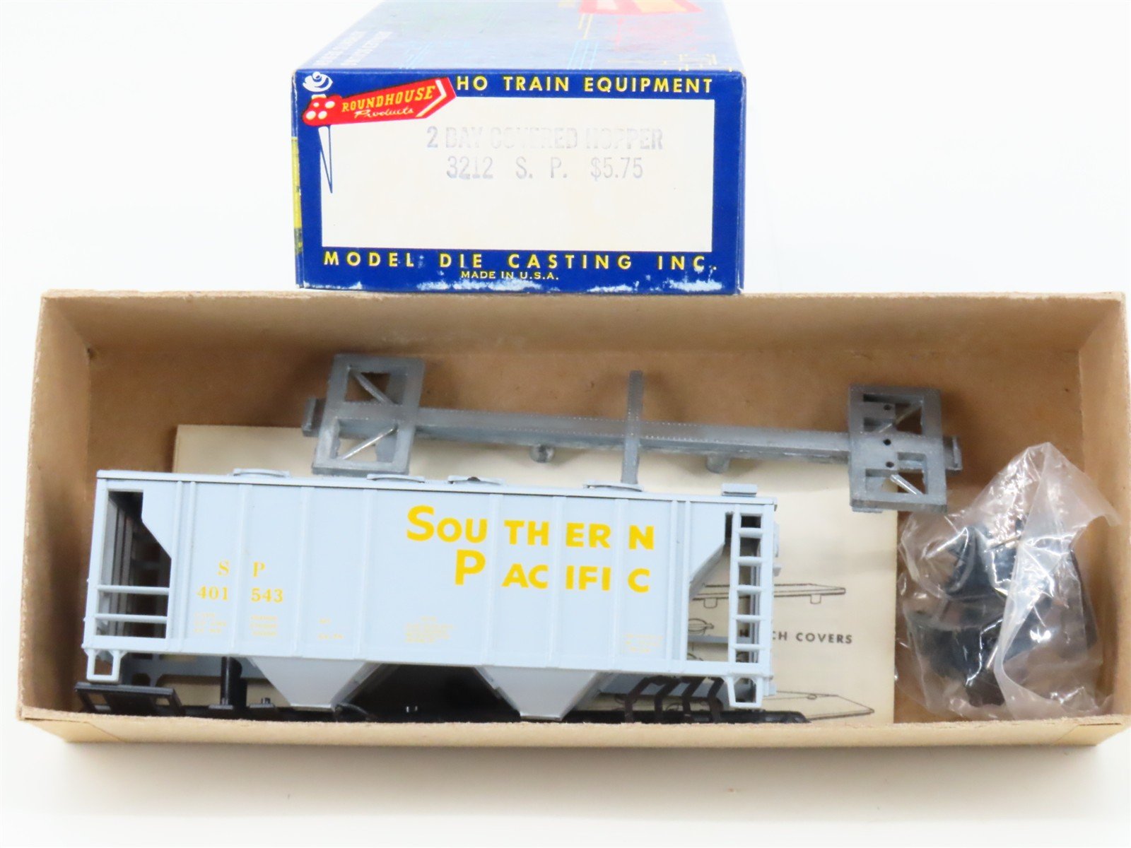 HO Scale Roundhouse 3212 Kit SP Southern Pacific 2-Bay Covered Hopper #401543