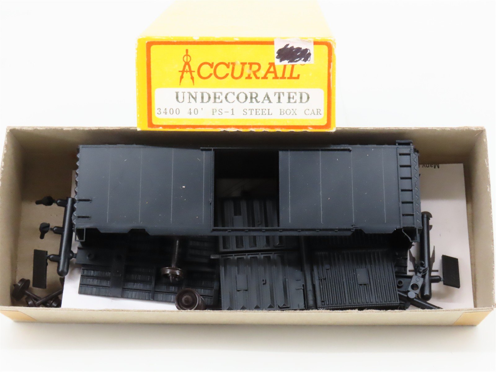 HO Scale Accurail Kit 3400 Undecorated 40' Steel Single Door Box Car