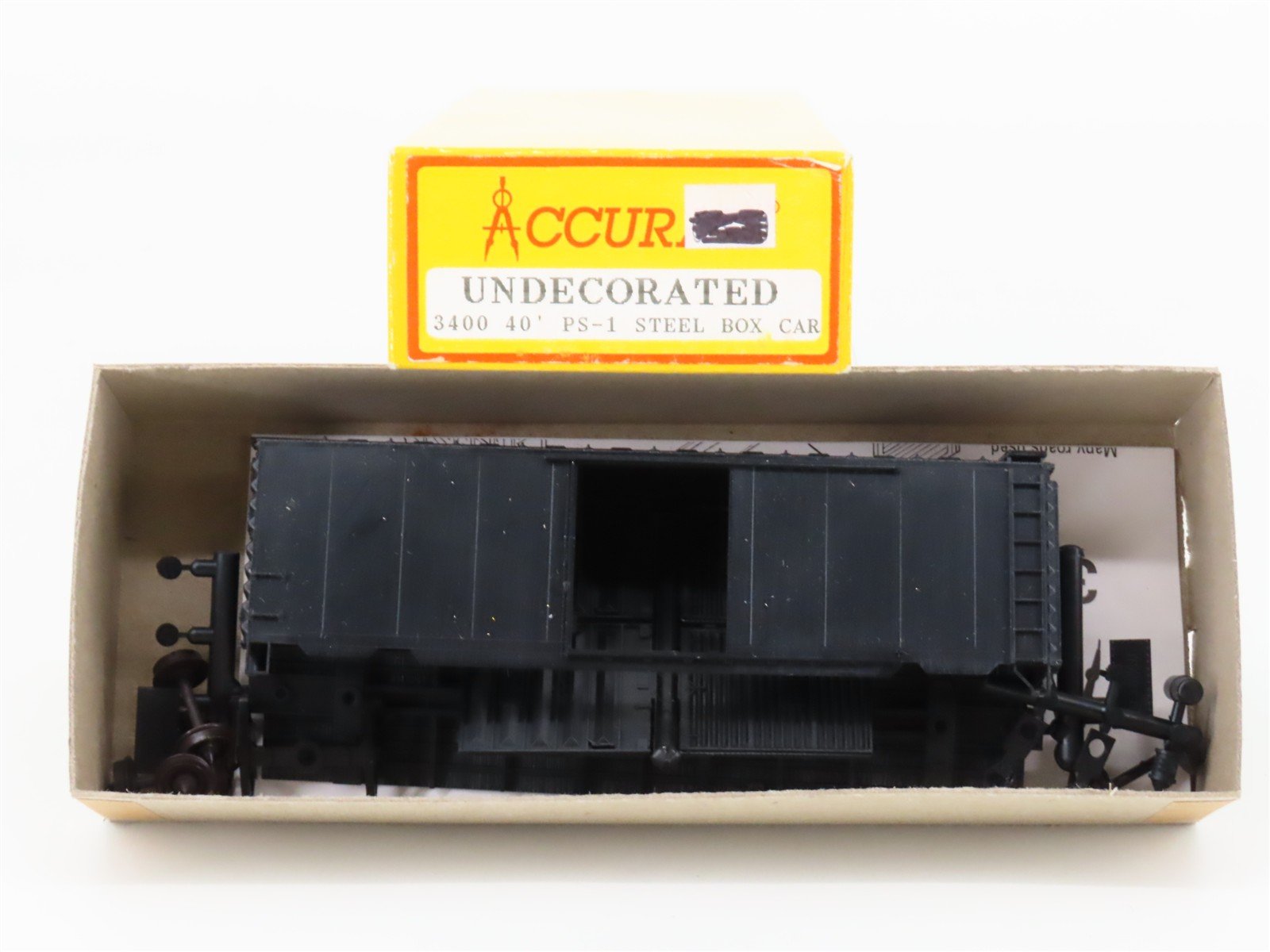 HO Scale Accurail Kit 3400 Undecorated 40' Steel Single Door Box Car