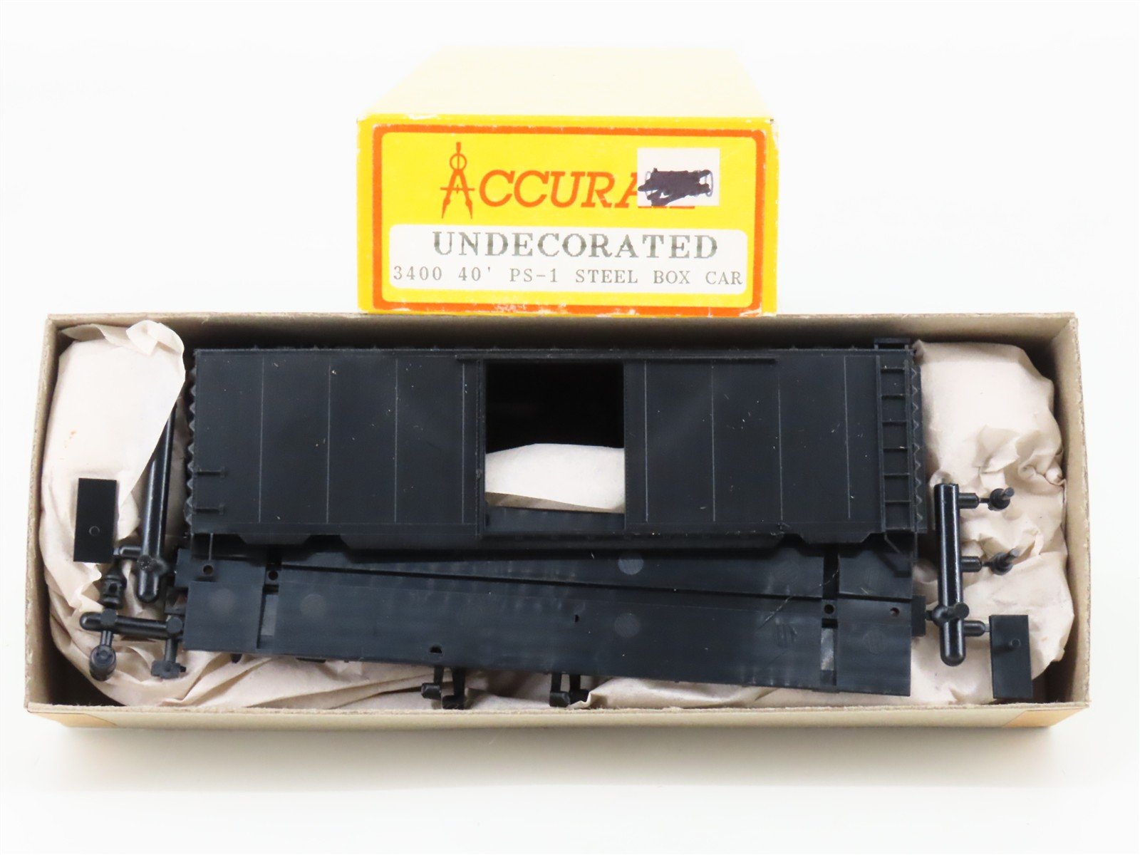 HO Scale Accurail Kit 3400 Undecorated 40' Steel Single Door Box Car