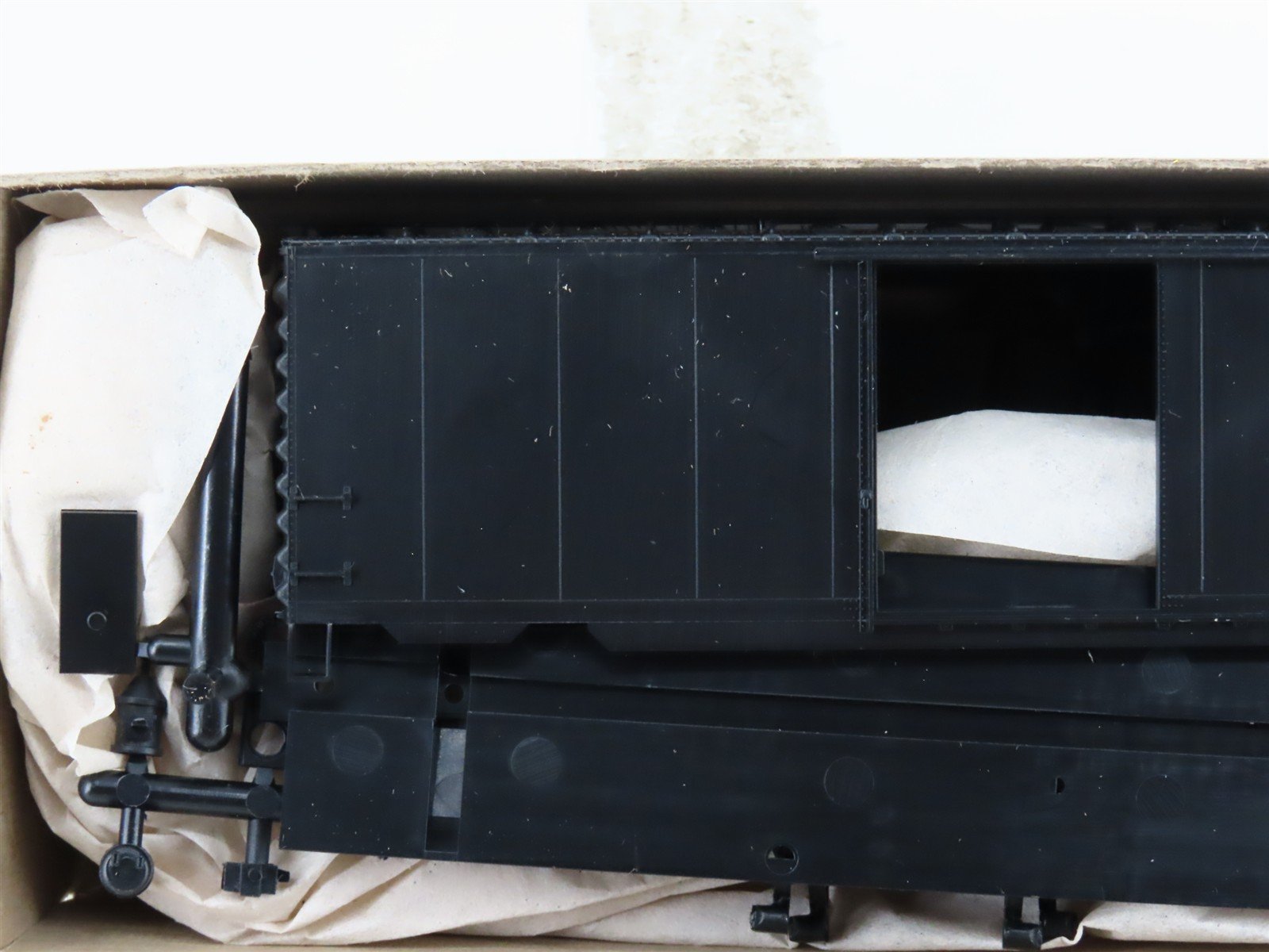 HO Scale Accurail Kit 3400 Undecorated 40' Steel Single Door Box Car