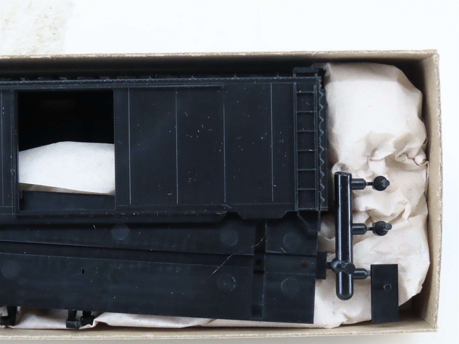 HO Scale Accurail Kit 3400 Undecorated 40' Steel Single Door Box Car